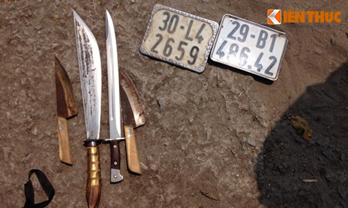 Thiéu úy CSGT tóm gọn hai thanh nien mang kiém dạo phó-Hinh-2