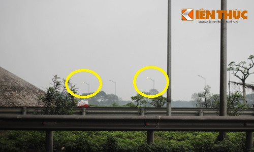 Hang tram bong den duong bat sang trung giua trua o Ha Noi