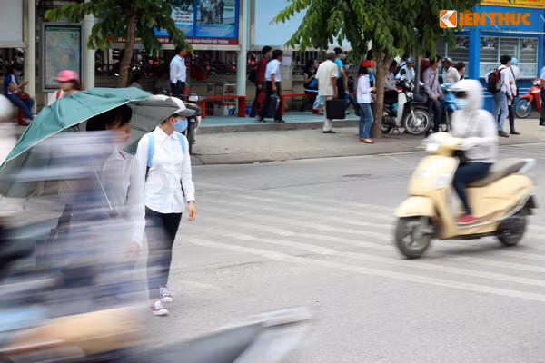 Mặc dù, cách cây cầu vượt trước đây khoảng 30m có một điểm đi bộ tạm thời có biển báo và vạch trắng để cho người đi bộ sang đường, đồng thời cảnh báo cho các phương tiện tham gia lưu thông nhưng nỗi sợ của người dân chẳng giảm đi được phần nào.