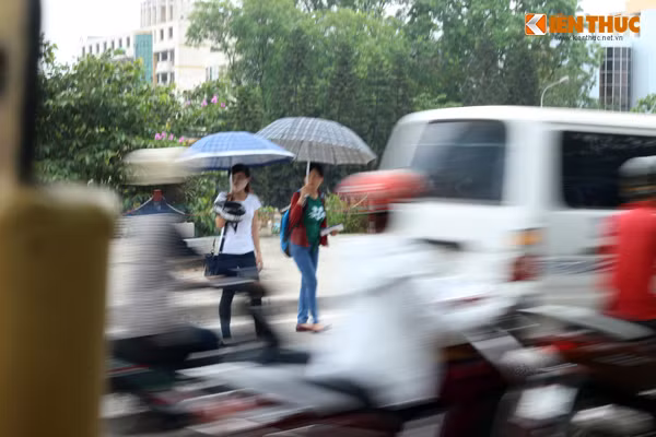 Hai nữ sinh rón rén, lo sợ băng qua đường.