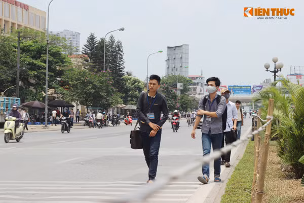 Tranh thủ thời điểm các phương tiện di chuyển thưa thớt, nhiều sinh viên nhanh chóng đi bộ sát sang phía lề đường.