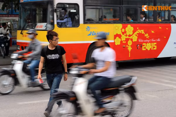 Một thanh niên nín thở, vượt qua dòng phương tiện đang lưu thông để sang đường.