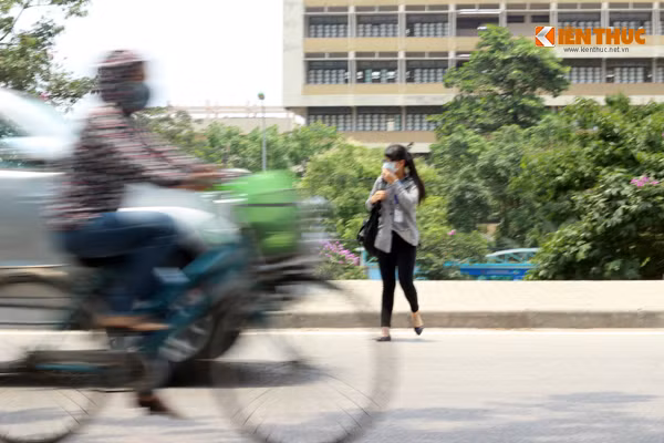 Sinh viên Nguyễn Thị Hải Yến (ĐH GTVT) chia sẻ: "Mỗi lần em đi qua đường rất sợ, có hôm nhiều ô tô, xe máy quá em không dám đi một mình nên đành phải đợi các bạn khác cùng đi".