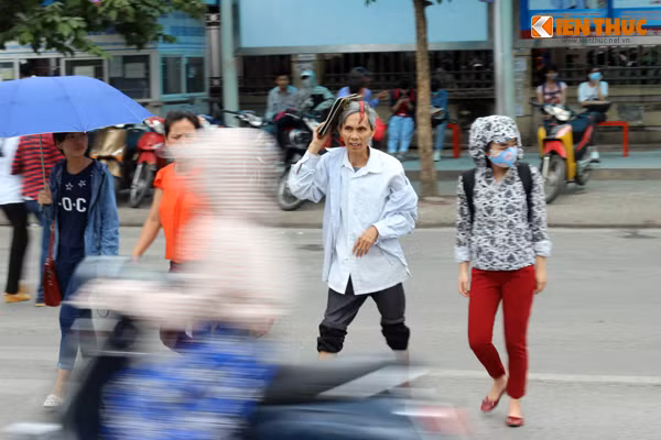 Họ buộc phải luồn lách qua các dòng phương tiện đang di chuyển từ cổng trường đại học GTVT Hà Nội sang trước cổng công viên Thủ Lệ bắt xe buýt và ngược lại.