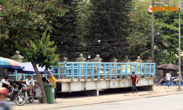 Thot tim canh sinh vien DH GTVT lao qua dau oto xe may