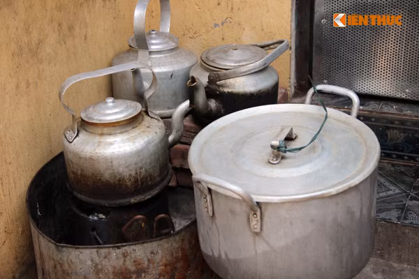 Nước được đun sôi kĩ để đảm bảo vệ sinh.