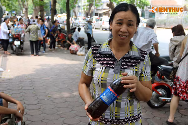 Cảm kích trước việc làm của bà Thũng, chị Lê Thị Kim Thanh (đi thăm người nhà ở Bệnh viện K) vui vẻ nói: "Tôi đi mua cơm ngang qua thì thấy bà lão phát nước miễn phí, tôi cũng xin một chai để về cho mọi người chung phòng cùng uống. Thực sự người có tấm lòng như bà lão rất đáng quý".