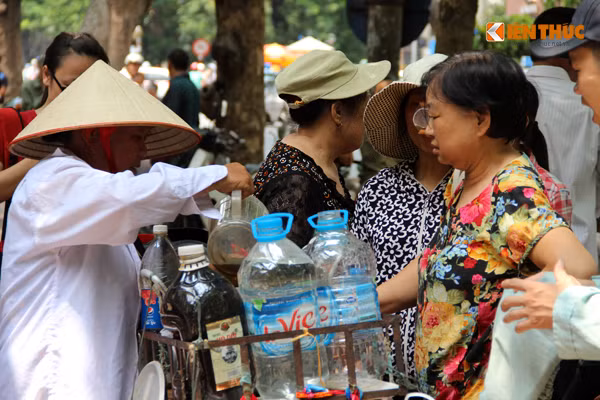Bà Thũng cho biết: "Việc làm từ thiện của tôi được gia đình ủng hộ. Tiền mua nguyên liệu nấu nước mỗi ngày là tiền tôi bớt lại một ít từ số tiền mà con trai tôi đưa cho mua thức ăn mỗi ngày.