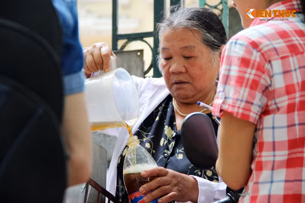 "Được giúp đỡ mọi người tôi vui lắm! Ngày nào tôi còn sức khỏe thì tôi vẫn tiếp tục nấu nước giúp đỡ mọi người", bà Thũng nói.