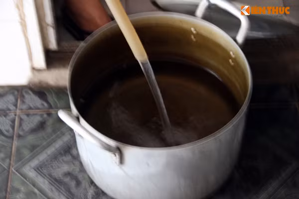 Theo chia sẻ của bà Thũng, để có xe nước mát ngọt mời mọi người, bà dậy từ 4h30 để bắt đầu đun nước.