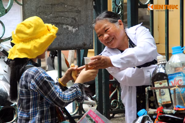 Niềm vui của bà lão U70 khi được chia sẻ tấm lòng với mọi người.