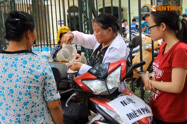 Những cốc nước vối đá miễn phí của bà Thũng giúp nhiều người đi đường, đến thăm khám ở Bệnh viện K cảm thấy mát lòng giữa những ngày Hà Nội nắng nóng gay gắt.