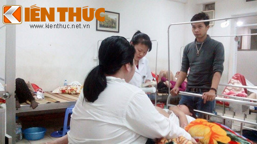 Mặc dù giáp Tết lượng bệnh nhân đông, nhưng đội ngũ y, bác sĩ của BV Phụ Sản Trung ương vẫn nhiệt tình trong quá trình thăm bệnh.