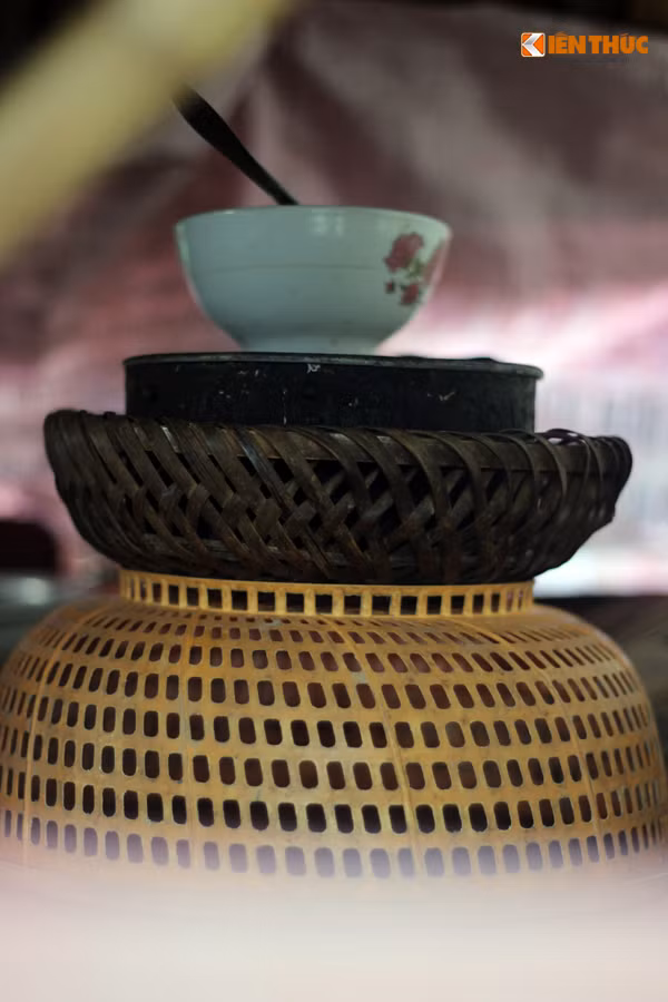 Anh Nguyễn Văn Hà (cháu nội cụ Vi) tâm sự: "Cụ nhà tôi sống ở sông nước đã quen. Nhiều lần tôi và vợ có gọi bà về nhưng bà không muốn về mà muốn ở ngoài này cho thoải mái, vừa để trông thuyền cho cháu. Gia đình không có điều kiện, nên ngoài cầy cấy, tôi cùng bà chèo thuyền bắt cá cải thiện bữa ăn trong sinh hoạt."