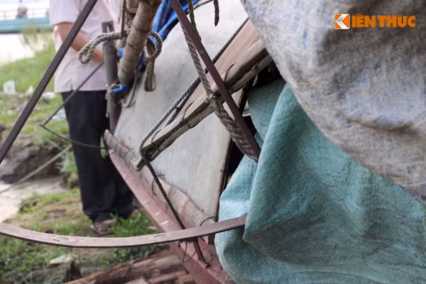 Tuy nhiên, sống trôi nổi với sông nước từ nhỏ đã quen, hơn nữa diện tích ngôi nhà cháu nội chật hẹp nên cụ lại dọn đồ xuống chiếc thuyền nhỏ sống lủi thủi một mình ngày này, qua ngày khác.