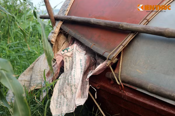 Chiếc thuyền của vi chỉ rộng khoảng hơn 1m, dài 5,2m được làm chủ yếu bằng sắt, mái lợp bằng những tấm nhôm mỏng và một số mảnh bạt, bao tải ghép lại.