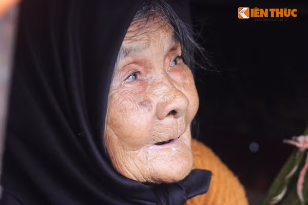 "Tôi già rồi không còn giúp được cháu nhiều chỉ có ngồi đây trông thuyền cho cháu thôi. Thi thoảng nếu thấy khỏe khỏe mới đưa thuyền xuống sông đi bắt cá cải thiện bữa ăn với cháu", cụ Vi khẽ nói.