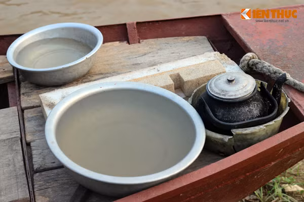 Đây là một số đồ dùng sinh hoạt khác của cụ Vi được cháu nội sắm cho, để trên thuyền phòng khi cần dùng.