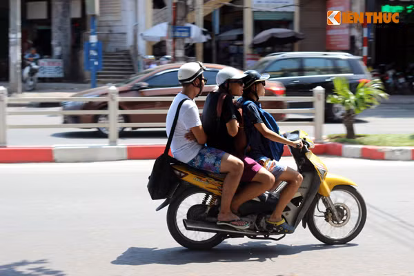 Bác sĩ Hưng cho biết, nếu nhiệt độ cao hơn 34,5 - 35,5 độ C, việc sản xuất tinh trùng sẽ hạn chế, nhiệt độ càng cao thì ảnh hưởng càng rõ. Trong khi đó, mặt ghế da ô tô có thể nóng đến 70 độ C trong nắng nóng nếu không bật điều hòa. Yên xe máy phơi trực tiếp ngoài trời sẽ càng nóng hơn.