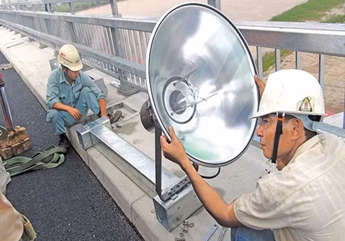 Ngoài đèn chiếu sáng, cầu Nhật Tân còn được lắp hệ thống đèn màu trang trí.