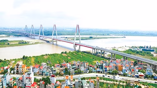 Ông Tojuro Nishi, giám đốc dự án Công ty IHI Infrastructure Systems Co.Ltd (thi công gói thầu số 1 của dự án) xúc động: "Chúng tôi tin rằng, cầu Nhật Tân là một trong những cây cầu đẹp nhất thế giới, hy vọng cây cầu sẽ được ghi nhận là biểu tượng cho sự phát triển của kinh tế Việt Nam, của tình hữu nghị hai nước Việt Nam, Nhật Bản và sẽ được lưu truyền tới các thế hệ của hơn 100 năm sau".