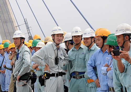 Gương mặt của mọi người đều ánh lên niềm vui rạng ngời.