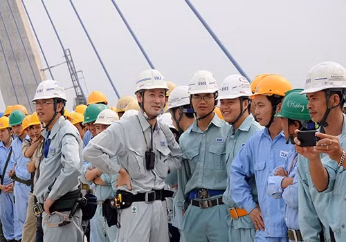 Gương mặt của mọi người đều ánh lên niềm vui rạng ngời.