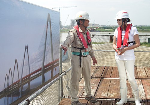 Là công trình mang biểu tượng hữu nghị của Việt Nam và Nhật Bản, trong quá trình thi công cũng như khi gần hoàn thiện, cầu Nhật Tân đã đón những vị khách đặc biệt đến thăm (Trong ảnh: Nữ diễn viên nổi tiếng người Nhật Norika Fujiwara thăm cầu để thực hiện phóng sự về việc chuyển giao công nghệ ở các dự án tại Việt Nam được Nhật Bản hỗ trợ).