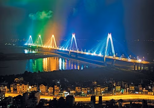 Khi màn đêm buông xuống, cầu Nhật Tân trở nên lung linh.