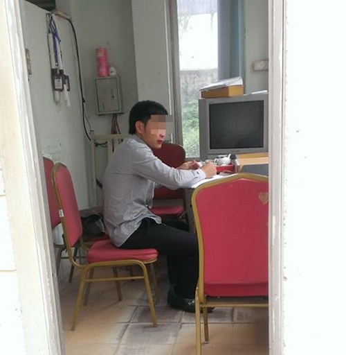 Hai hoc sinh danh thay giao dap mui ngay cong truong HN-Hinh-2