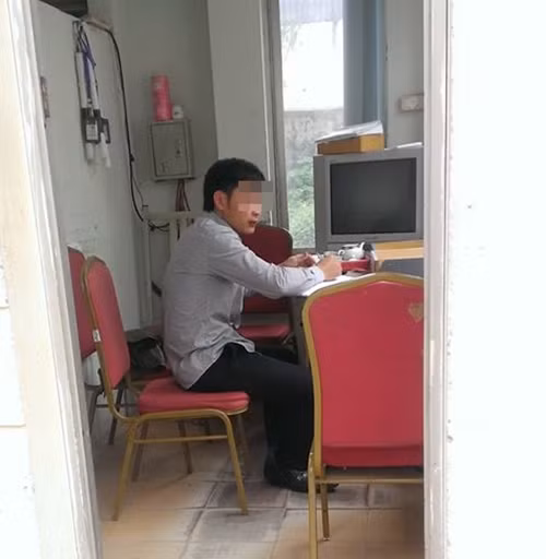 Hai hoc sinh danh thay giao dap mui ngay cong truong HN-Hinh-2