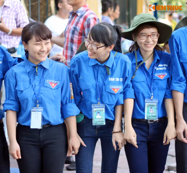 Tương tự, các nữ sinh viên tình nguyện tại cụm thi trường Đại học Bách Khoa (Hà Nội) cũng luôn luôn vui vẻ và nở nụ cười rạng rỡ khi được nắm tay nhau tiếp sức mùa thi.