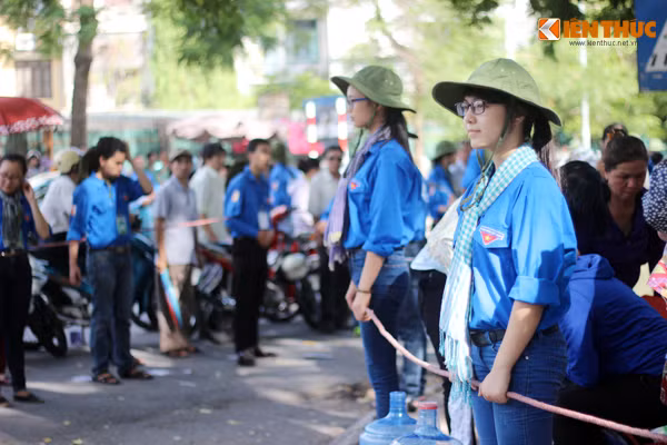 Dưới cái nắng như đổ lửa nhưng các bạn vẫn cố gắng hoàn thành nhiệm vụ của mình.