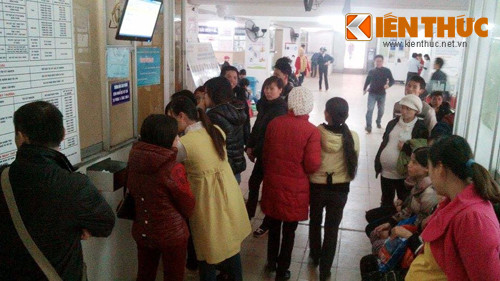 Do không đủ ghế nên nhiều bà bầu phải đứng đợi người thân làm các thủ tục ở BV Phụ Sản Trung ương (Hà Nội).