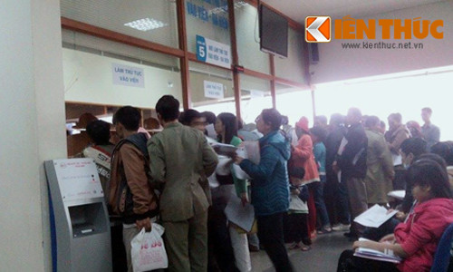 Viện Huyết học - Truyền máu Trung ương vẫn đông kín người bệnh, người nhà người bệnh đến thăm khám những ngày giáp Tết.