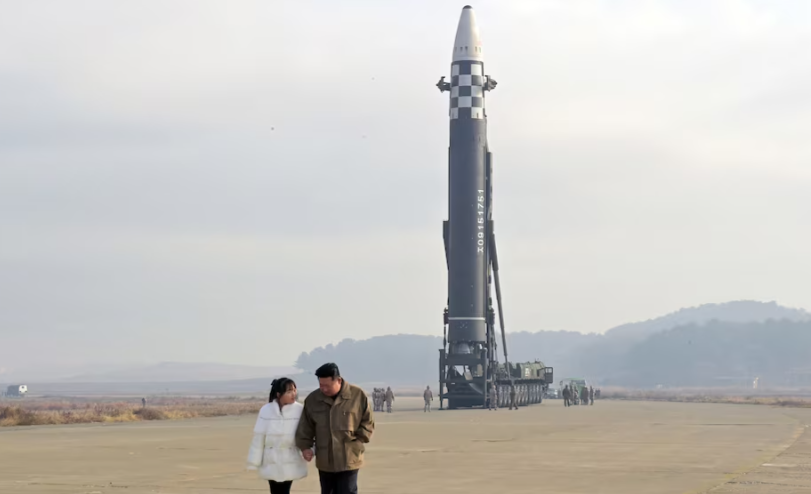 Ông Kim Jong Un cùng con gái. Phía sau họ là một tên lửa đạn đạo liên lục địa. Bức ảnh được công bố ngày 19/11/2022.
