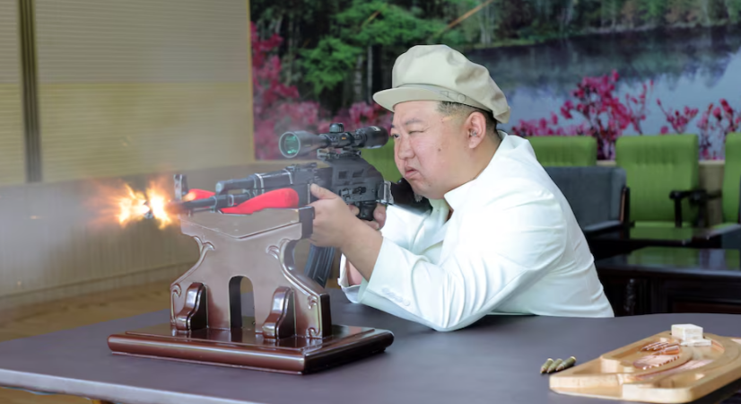 Ông Kim Jong Un đã đưa ra chỉ đạo khi đến thăm một nhà máy vũ khí trong bức ảnh được công bố ngày 6/8/2023.