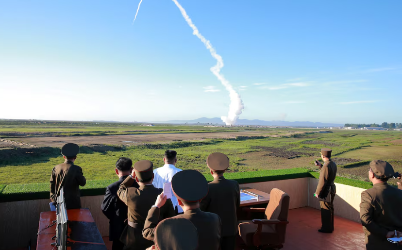 Nhà lãnh đạo Triều Tiên Kim Jong Un theo dõi cuộc thử nghiệm hệ thống vũ khí dẫn đường phòng không loại mới do Viện Khoa học Quốc phòng tổ chức. Bức ảnh được công bố ngày 28/5/2017.