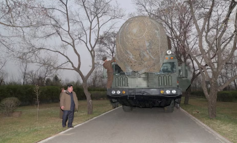 Nhà lãnh đạo Kim Jong Un giám sát vụ phóng thử tên lửa đạn đạo liên lục địa nhiên liệu rắn Hwasong-18 tại một địa điểm không được tiết lộ. Bức ảnh được Hãng thông tấn Trung ương Triều Tiên (KCNA) công bố ngày 14/4/2023.