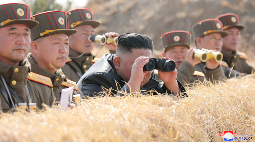 Nhà lãnh đạo Triều Tiên Kim Jong Un chỉ đạo một cuộc tập luyện bắn pháo. Bức ảnh chụp ngày 20/3/2020.