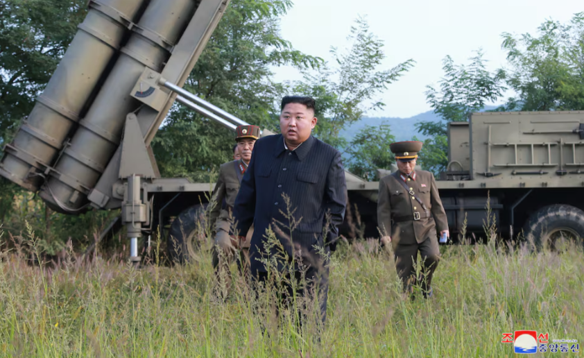 Ông Kim Jong Un thị sát vụ thử nghiệm hệ thống phóng tên lửa đa nòng siêu lớn ở Triều Tiên. Bức ảnh được công bố ngày 10/9/2019.