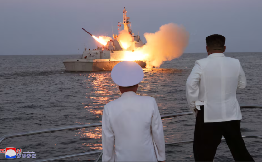 Ông Kim Jong Un giám sát vụ phóng thử tên lửa hành trình chiến lược từ một tàu chiến hải quân trong bức ảnh được công bố vào ngày 21/8/2023.