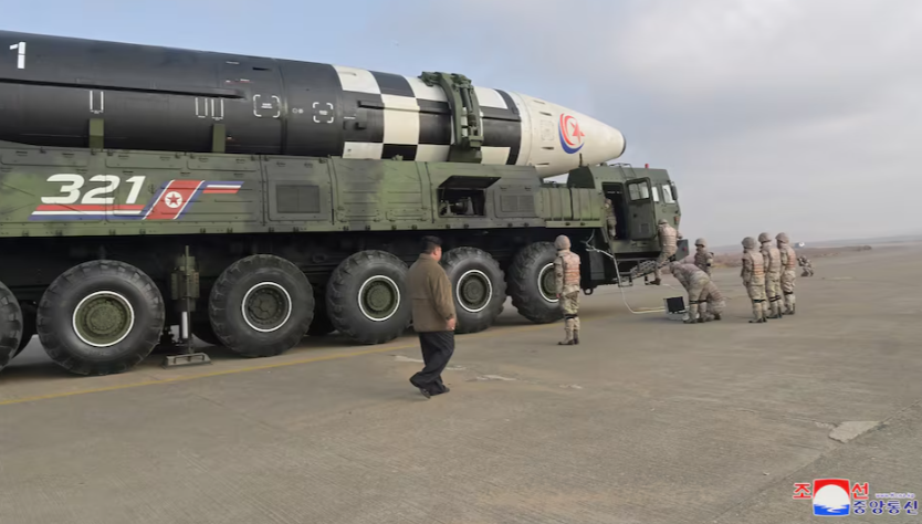 Nhà lãnh đạo Kim Jong Un kiểm tra một tên lửa đạn đạo liên lục địa.