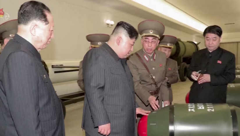 Bức ảnh chụp nhà lãnh đạo Triều Tiên Kim Jong Un đang kiểm tra đầu đạn hạt nhân tại một địa điểm không được tiết lộ.