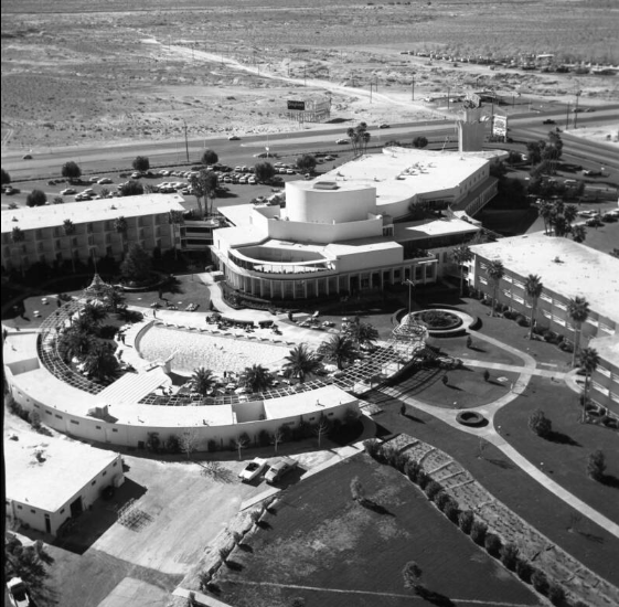 Khách sạn Tropicana năm 1961. Khu nghỉ dưỡng sau đó được mở rộng thêm hai tòa tháp, nhưng đã đóng cửa vào tháng 4/2024 và dự kiến sẽ bị phá bỏ để nhường chỗ cho một sân vận động bóng chày mới.