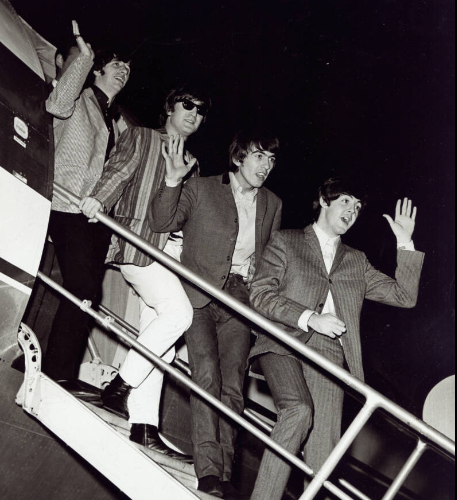 Nhóm nhạc The Beatles xuống sân bay tại Las Vegas vào năm 1964. Họ biểu diễn trên sân thượng của Khách sạn Sahara.