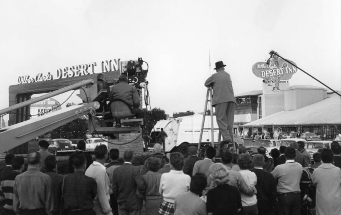 Một đoàn làm phim đang quay một cảnh cho bộ phim Ocean's 11 năm 1960 tại kinh đô giải trí của nước Mỹ.