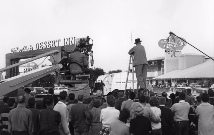 Một đoàn làm phim đang quay một cảnh cho bộ phim Ocean's 11 năm 1960 tại kinh đô giải trí của nước Mỹ.