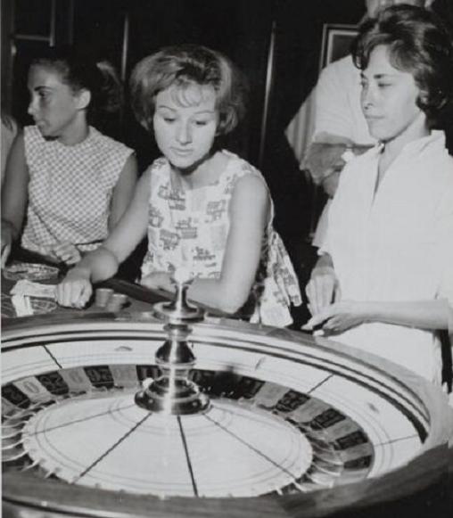 Những người phụ nữ chơi roulette vào những năm 1960.