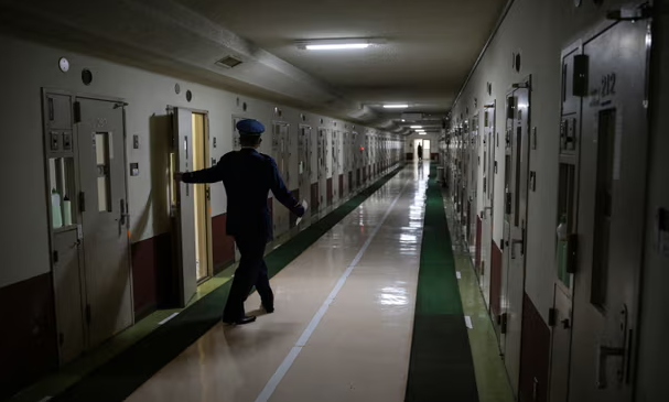 Bước vào bên trong, bạn sẽ thấy khu vực sảnh rộng rãi. Tuy nhiên, phía sau một cánh cửa được canh gác cẩn thận chính là khu giam giữ các tù nhân. Ảnh: Getty.